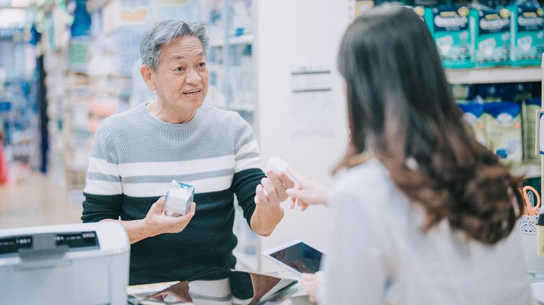 Un homme consulte un pharmacien