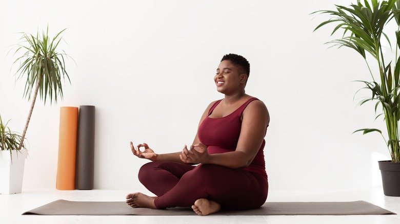 une femme pratiquant le yoga