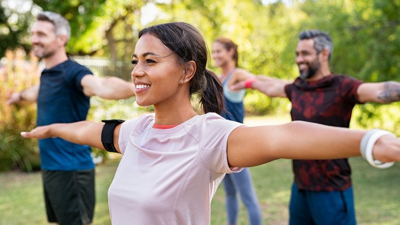 groupe de personnes faisant de l'exercice