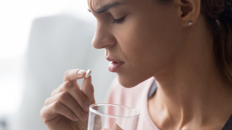 femme prenant de l'ibuprofène