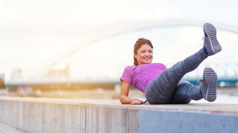 femme effectuant des coups de pied en ciseaux