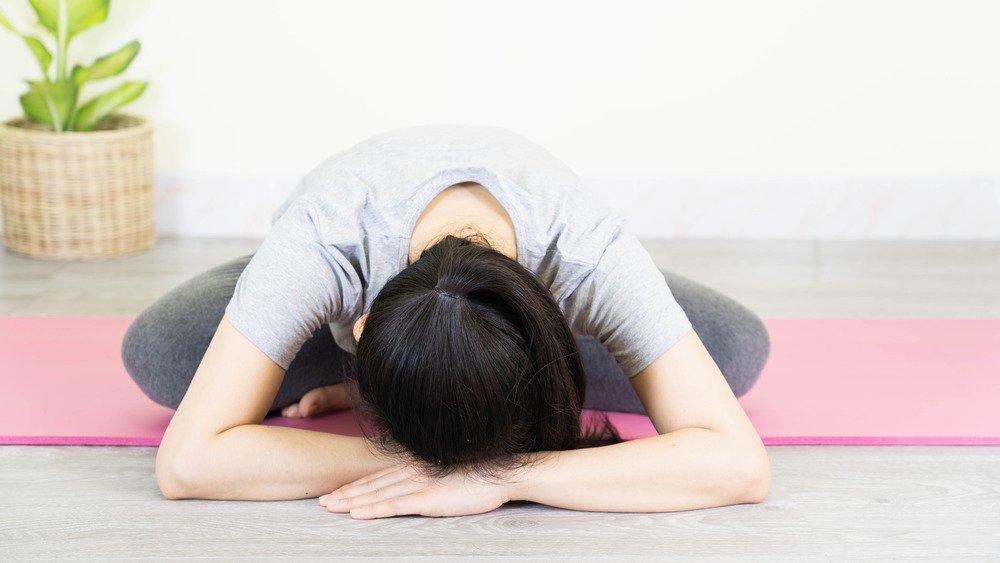 Femme épuisée en faisant du yoga