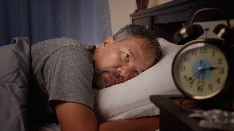 Un homme se réveille de son sommeil