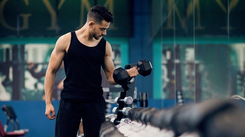 homme faisant un entraînement de flexion avec marteau