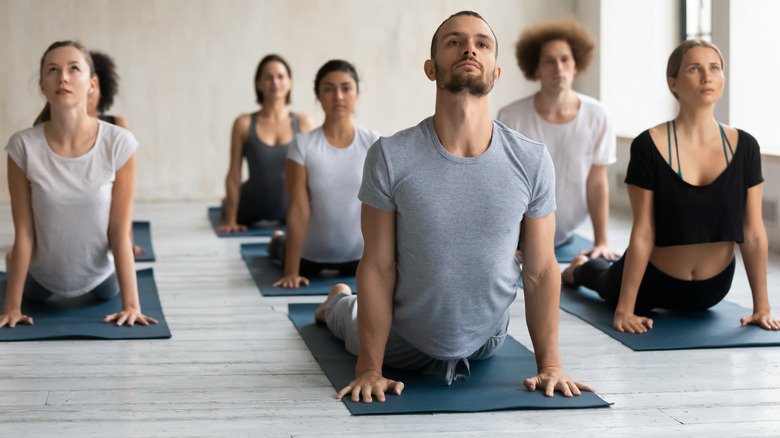 étudiants de yoga prenant des cours