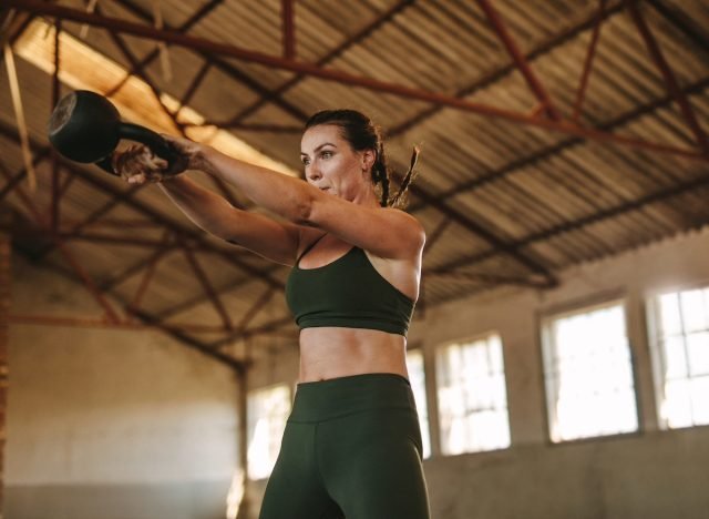 balançoires avec kettlebell, concept d'entraînement de force pour faire fondre les kilos en vacances