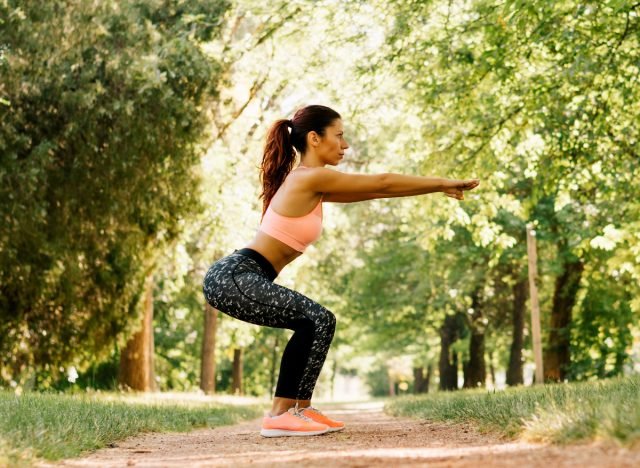 femme faisant des squats, concept d'entraînement HIIT quotidien pour les femmes