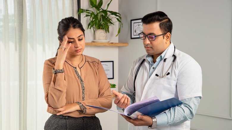 Un médecin parle des MST à une femme