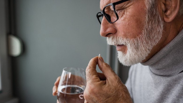 Homme âgé prenant des médicaments