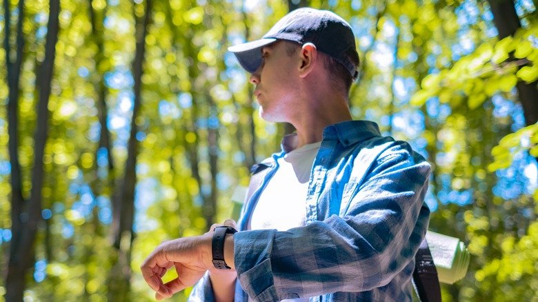 homme en randonnée dans la nature