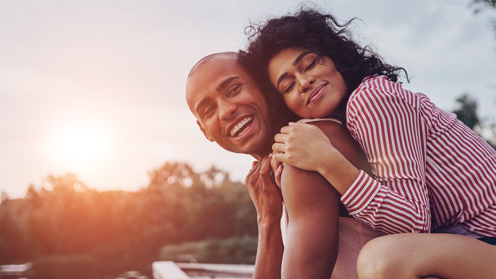 Couple heureux en train de s'embrasser