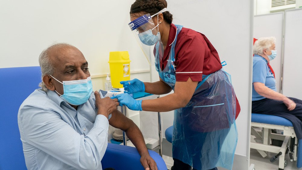 Un homme reçoit le vaccin au Pays de Galles