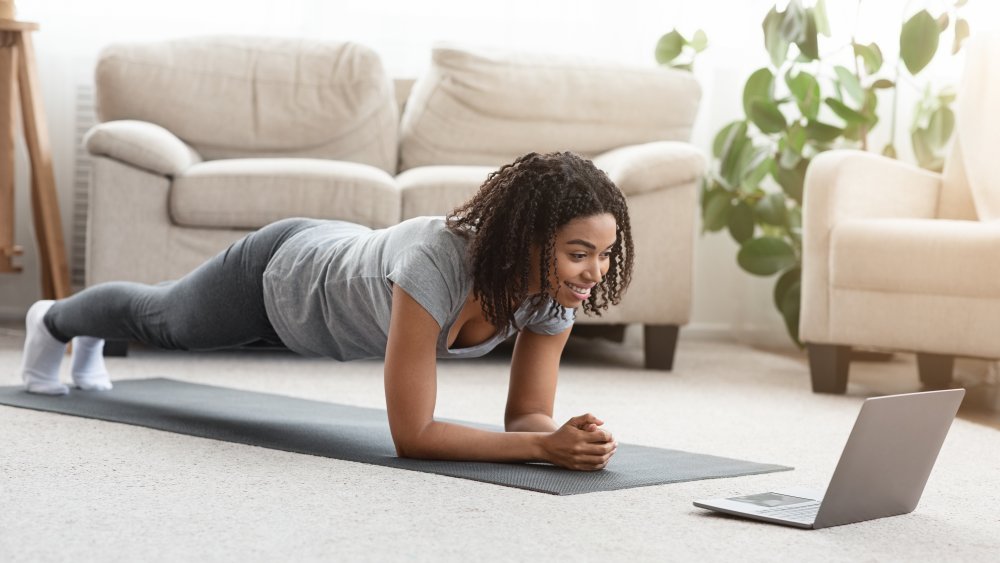 Jeune femme en position de planche sur les avant-bras