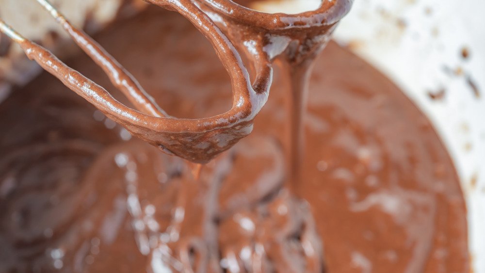 mélanger la pâte à gâteau au chocolat végétalienne