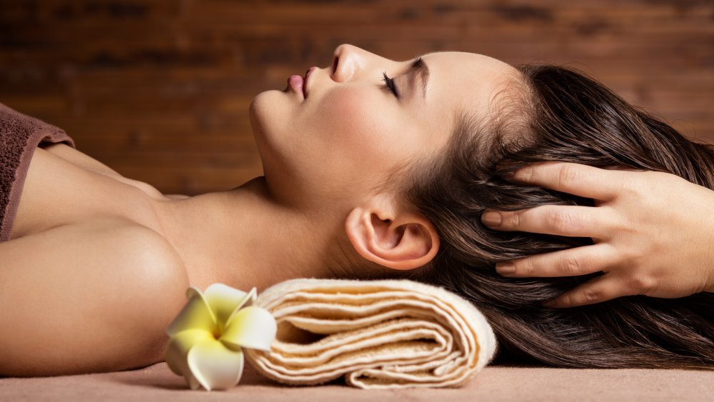 massage de la tête et des cheveux