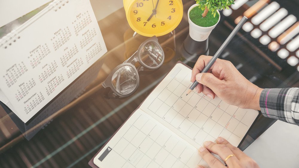 Personne écrivant dans un agenda