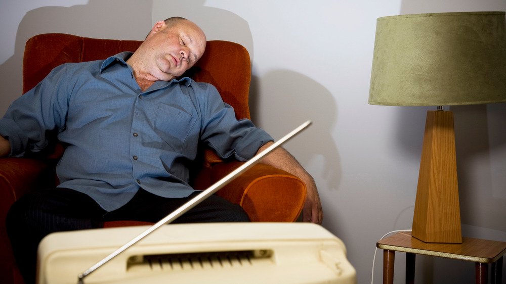 Homme endormi devant la télé