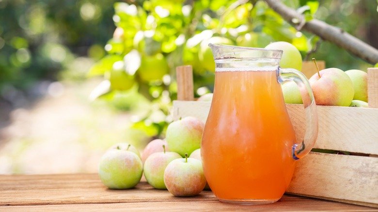 jus de pomme dans un pichet