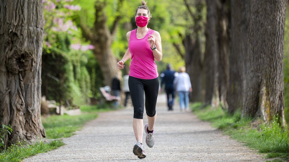 femme faisant du jogging dans le parc