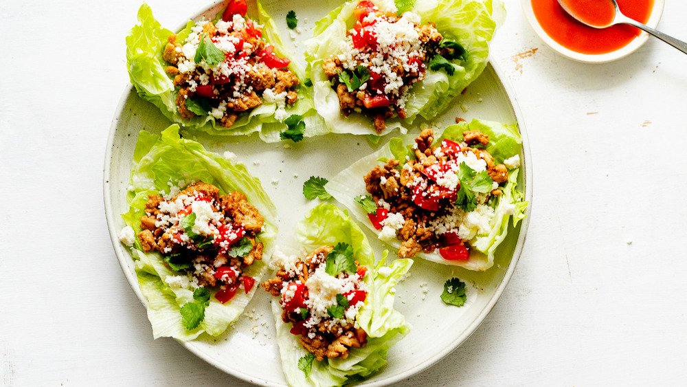 tacos à la laitue en cours d'assemblage