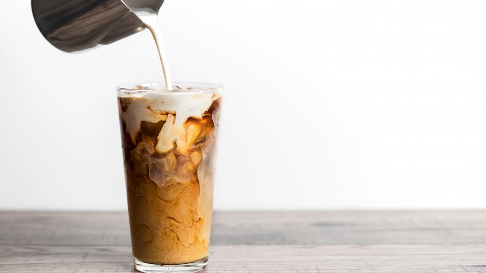 une boisson au café avec du lait ajouté