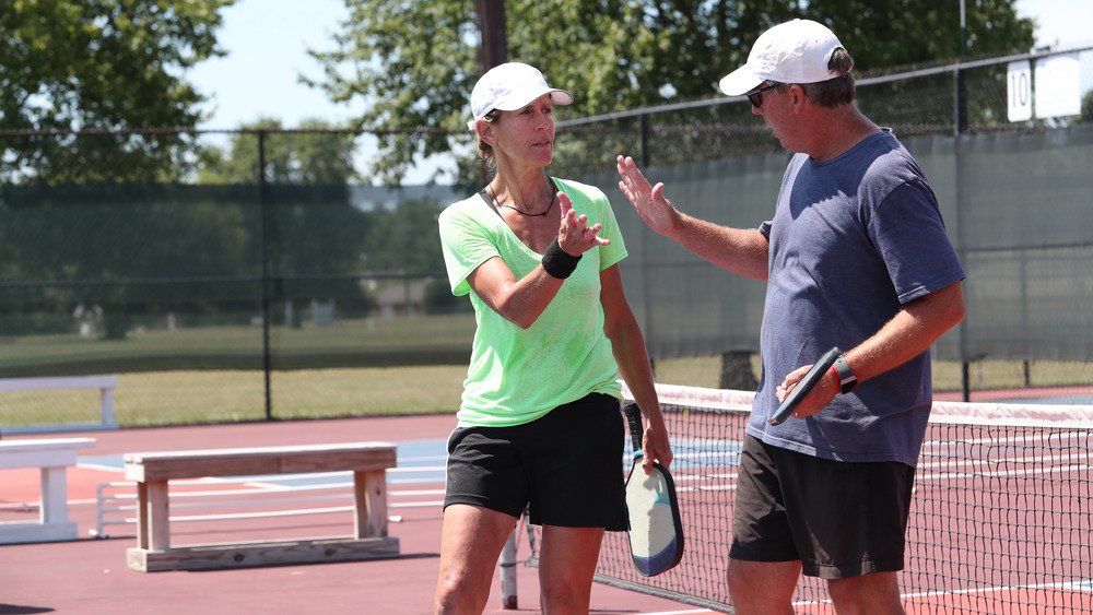 Les joueurs de pickleball se félicitent mutuellement