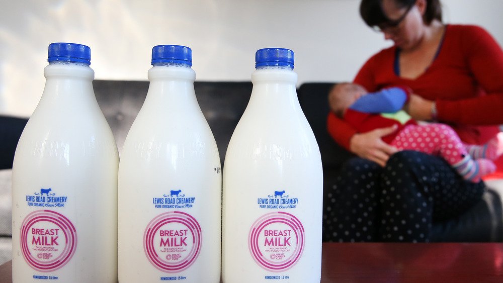 Femme qui allaite avec du lait maternel en bouteille