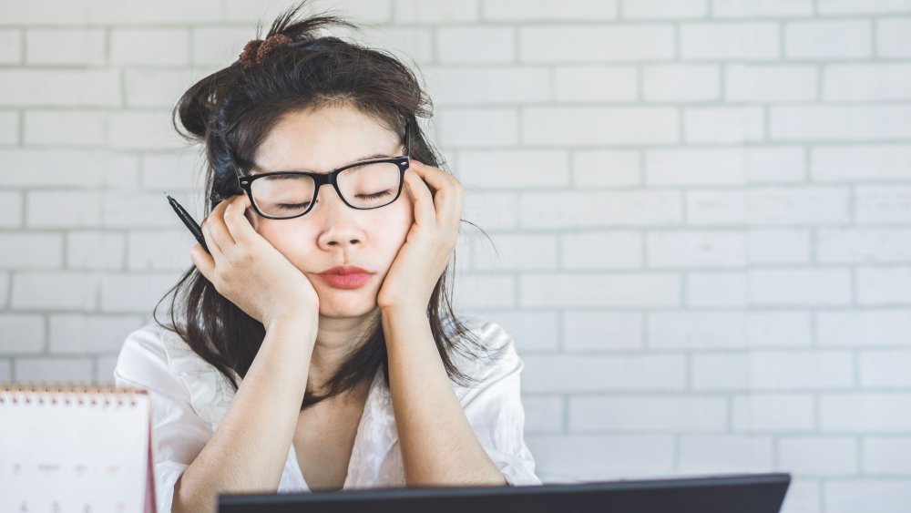 Femme fatiguée devant l'ordinateur