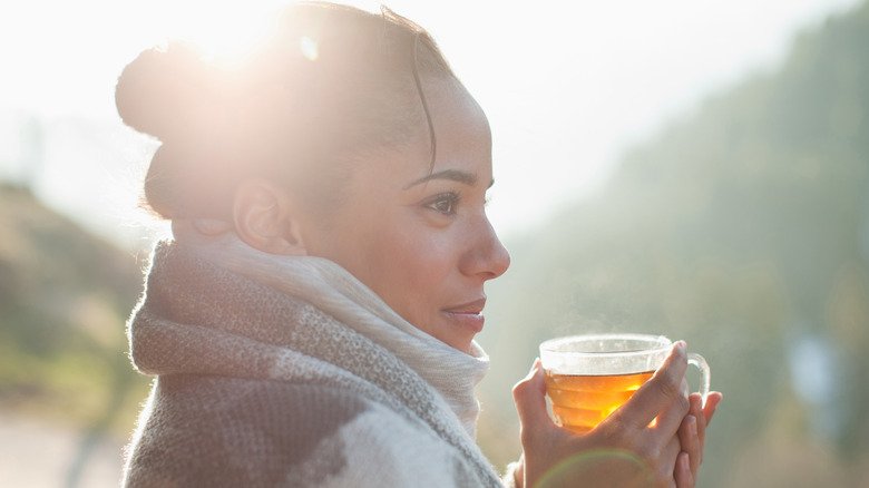 femme buvant du thé Cascara