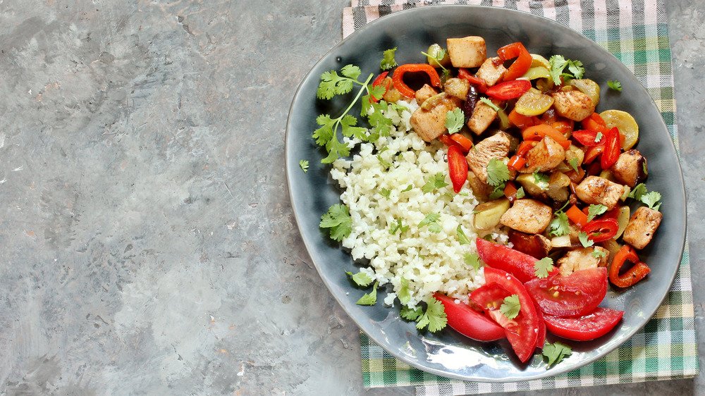 Aperçu d'un plat avec du riz au chou-fleur