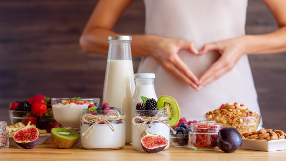 yaourts sur table avec fruits frais et noix