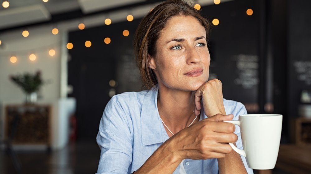 femme buvant du café