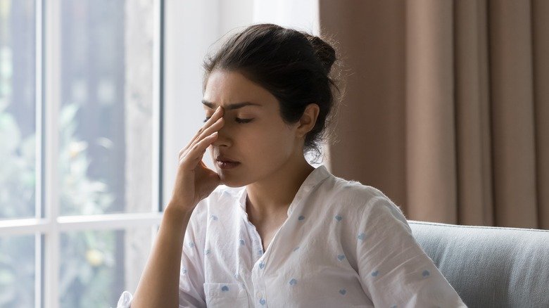 Jeune femme assise sur le canapé