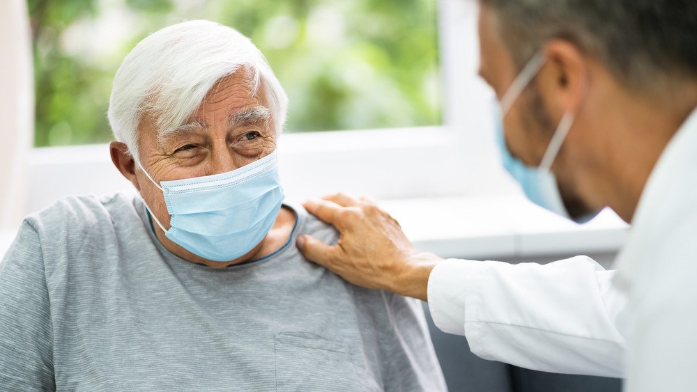 Personne âgée portant un masque