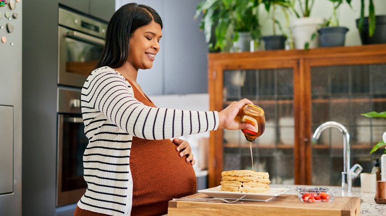 Femme enceinte faisant des gaufres