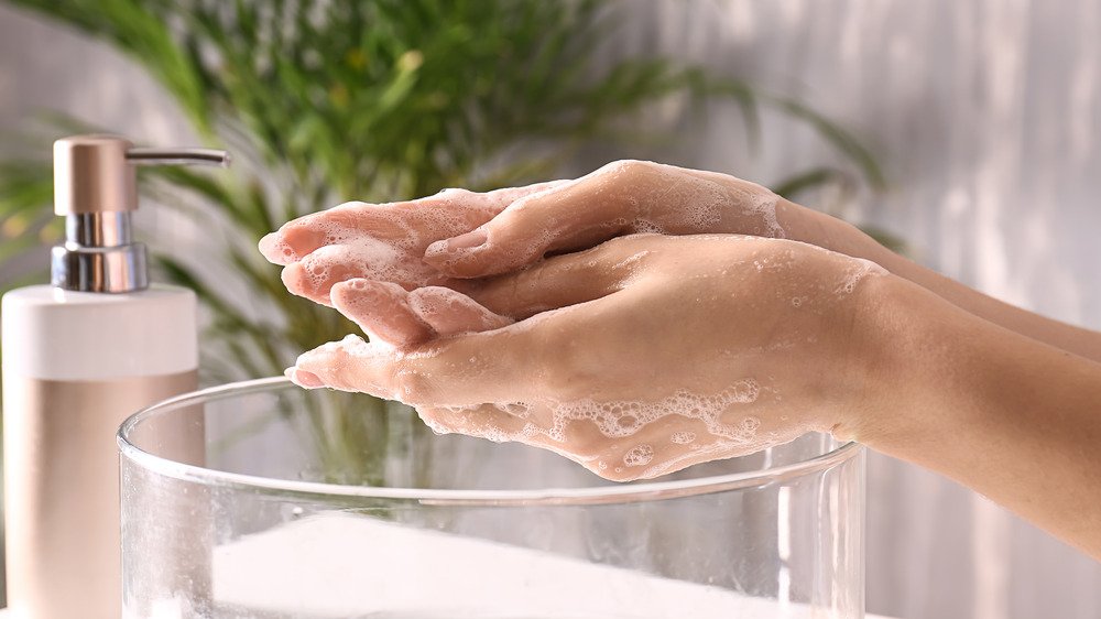 se laver les mains dans l'évier