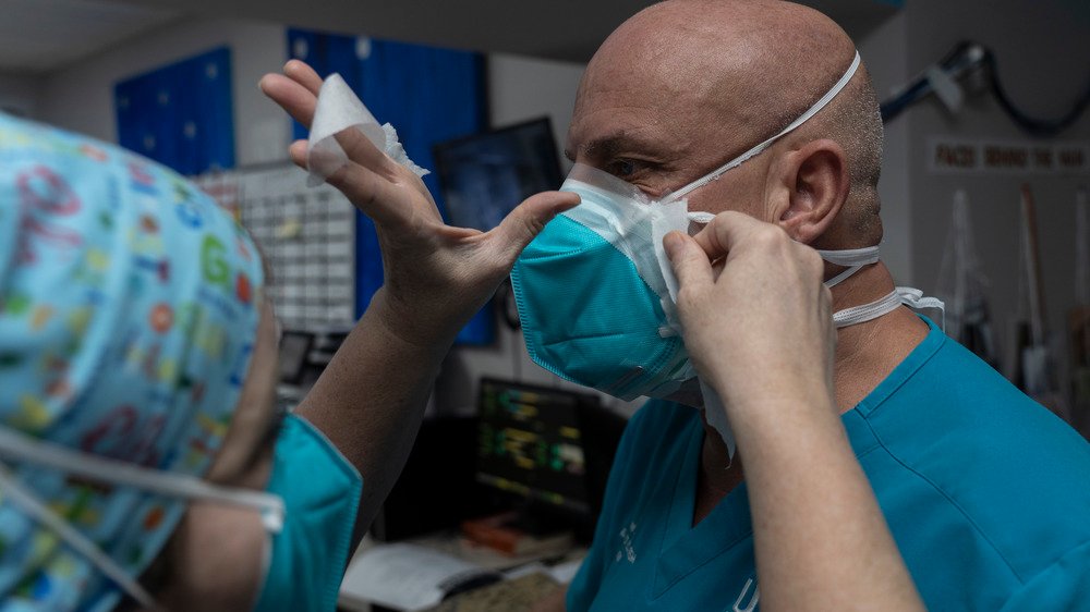 Le personnel médical bouche les trous dans leurs masques avec du ruban adhésif