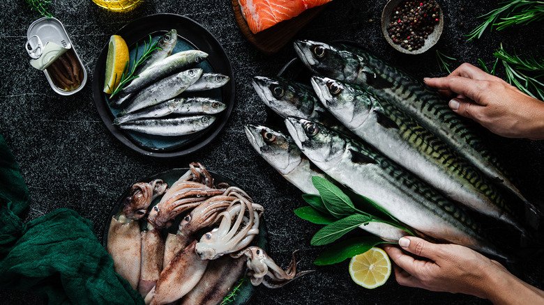 Sardines et autres variétés de fruits de mer sur une table