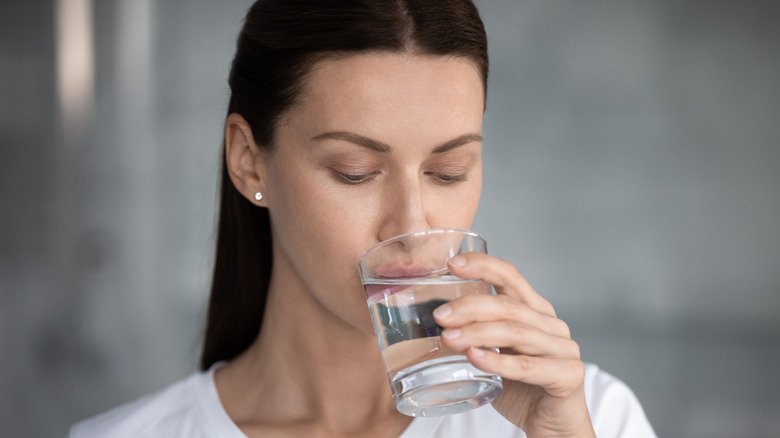 femme buvant de l'eau