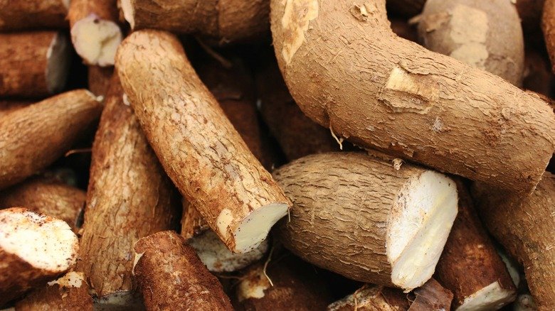 Tas de légumes racines de manioc