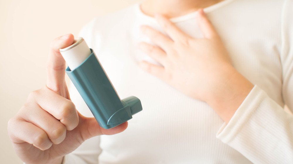 Gros plan d'une femme avec un inhalateur pour l'asthme