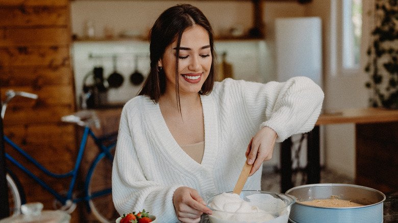 Femme cuisinant dans sa cuisine