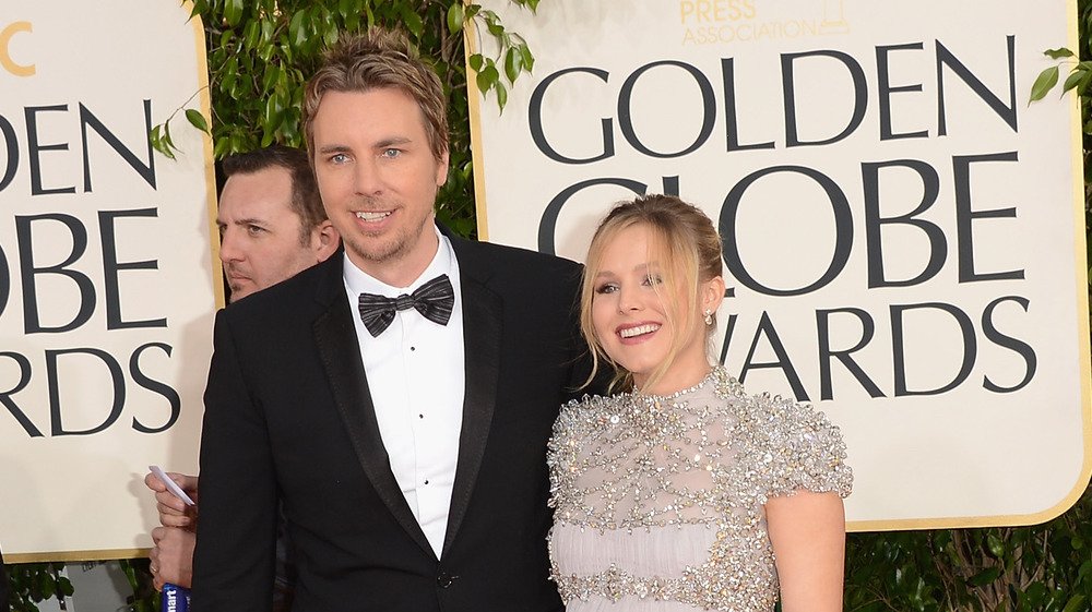 Gros plan de Kristen Bell et de son mari Dax Shepard ensemble lors d'une première