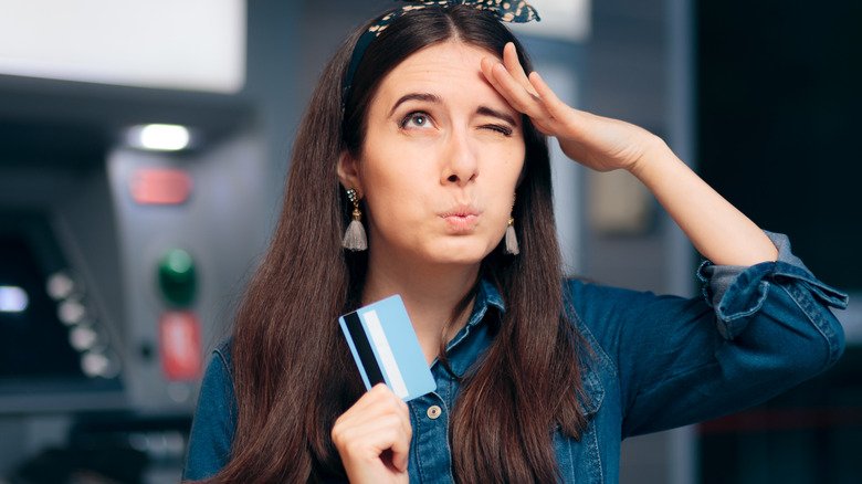 Une femme oublie son code PIN de distributeur automatique