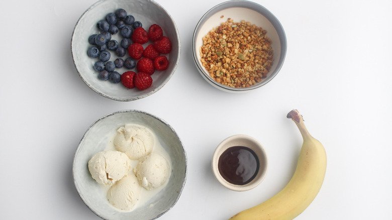 ingrédients pour un banana split sain