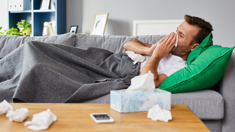 Personne malade sur le canapé