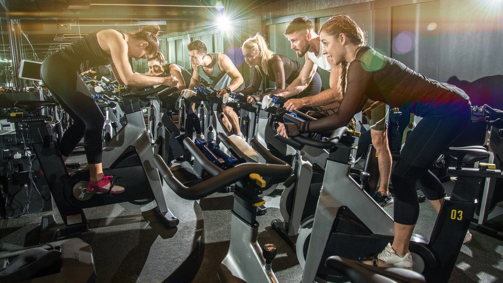 Exercice qui vous mettra de meilleure humeur : cours de spinning