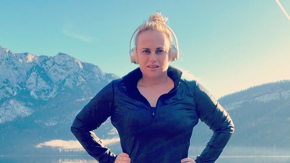 Rebel Wilson en randonnée dans les montagnes 