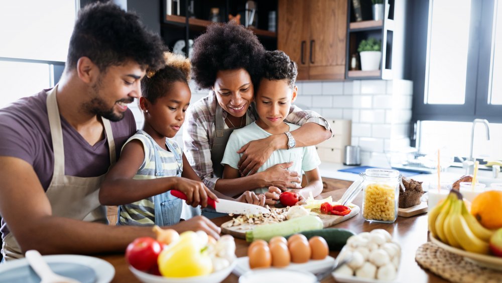 famille préparant la nourriture