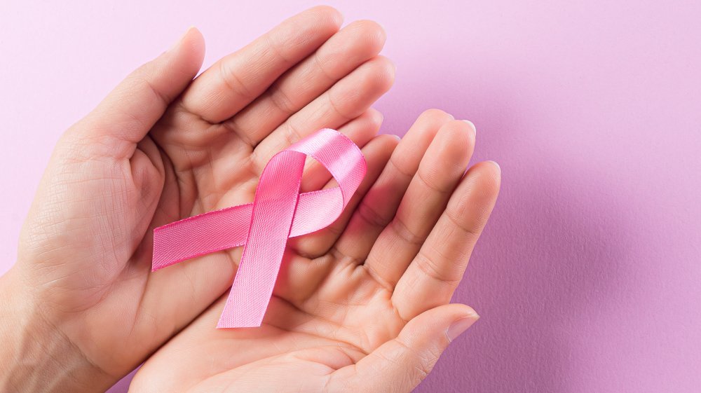 Femme tenant un ruban contre le cancer du sein